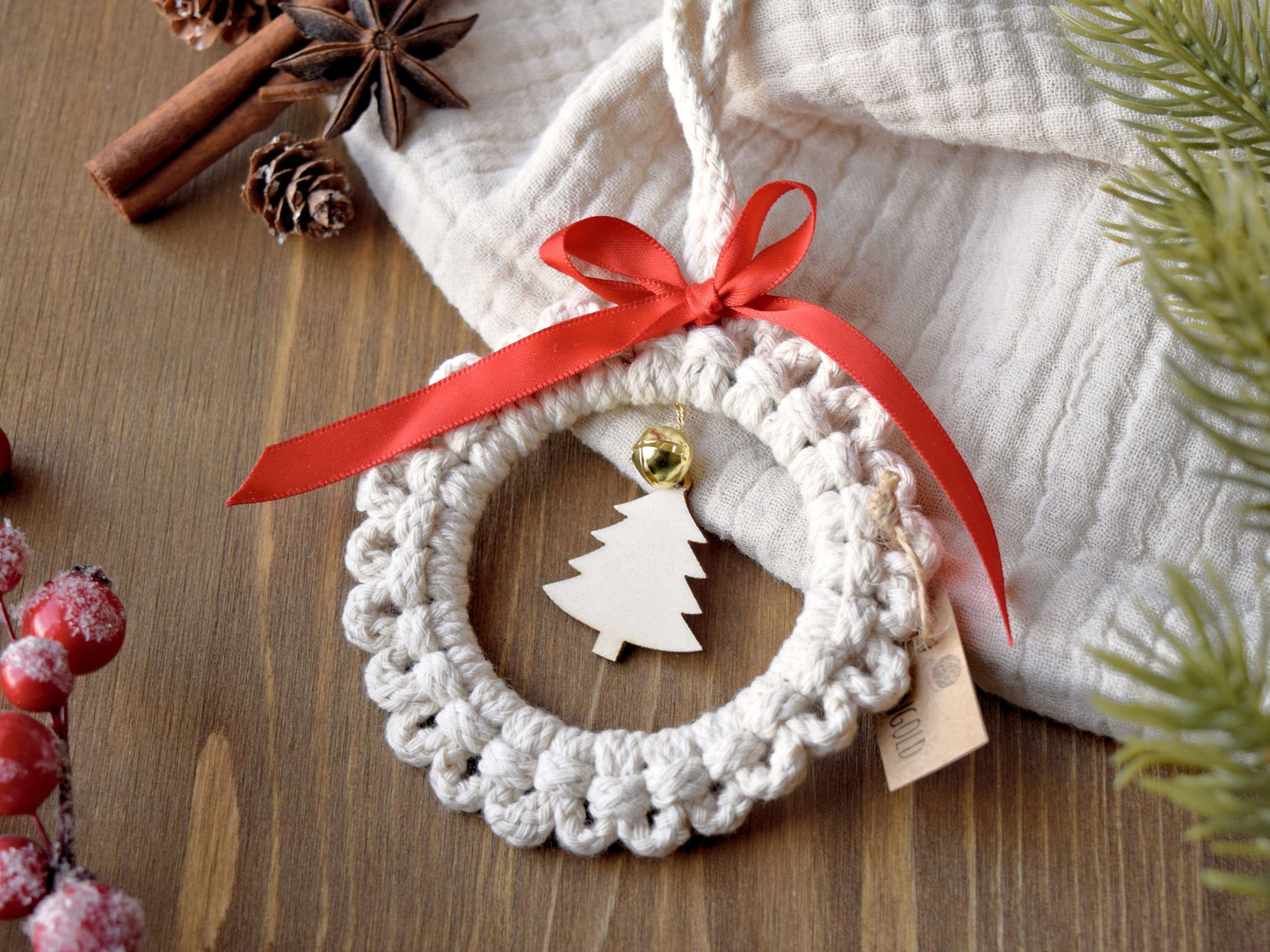 Makramee Weihnachtskranz mit Glöckchen und Tannenbaum