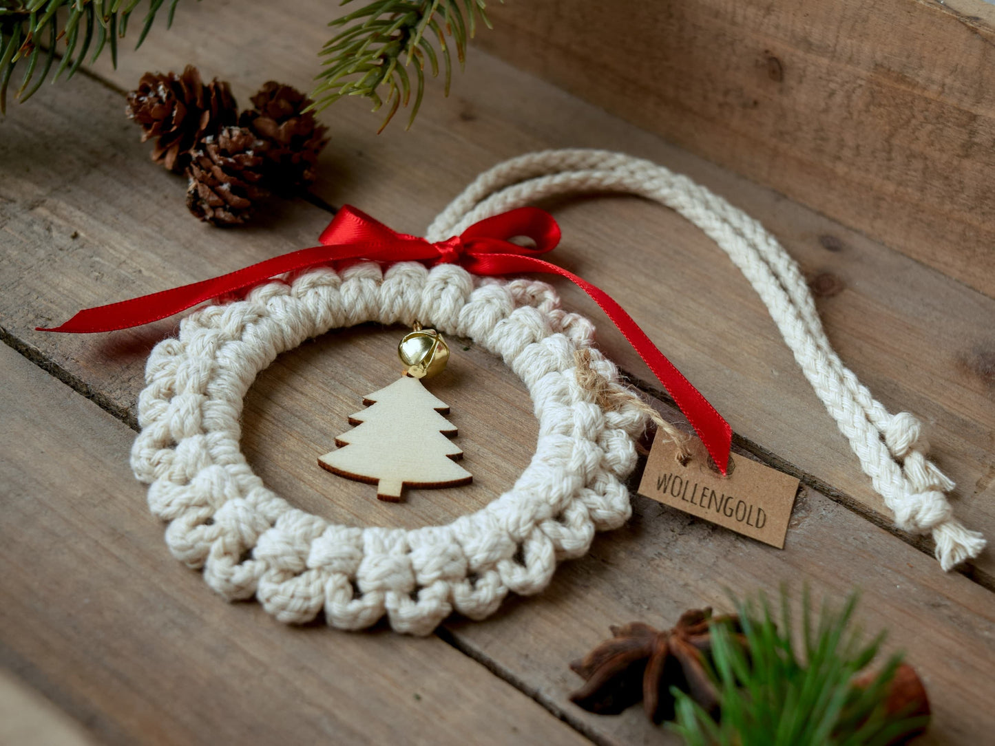 Makramee Weihnachtskranz mit Glöckchen und Tannenbaum