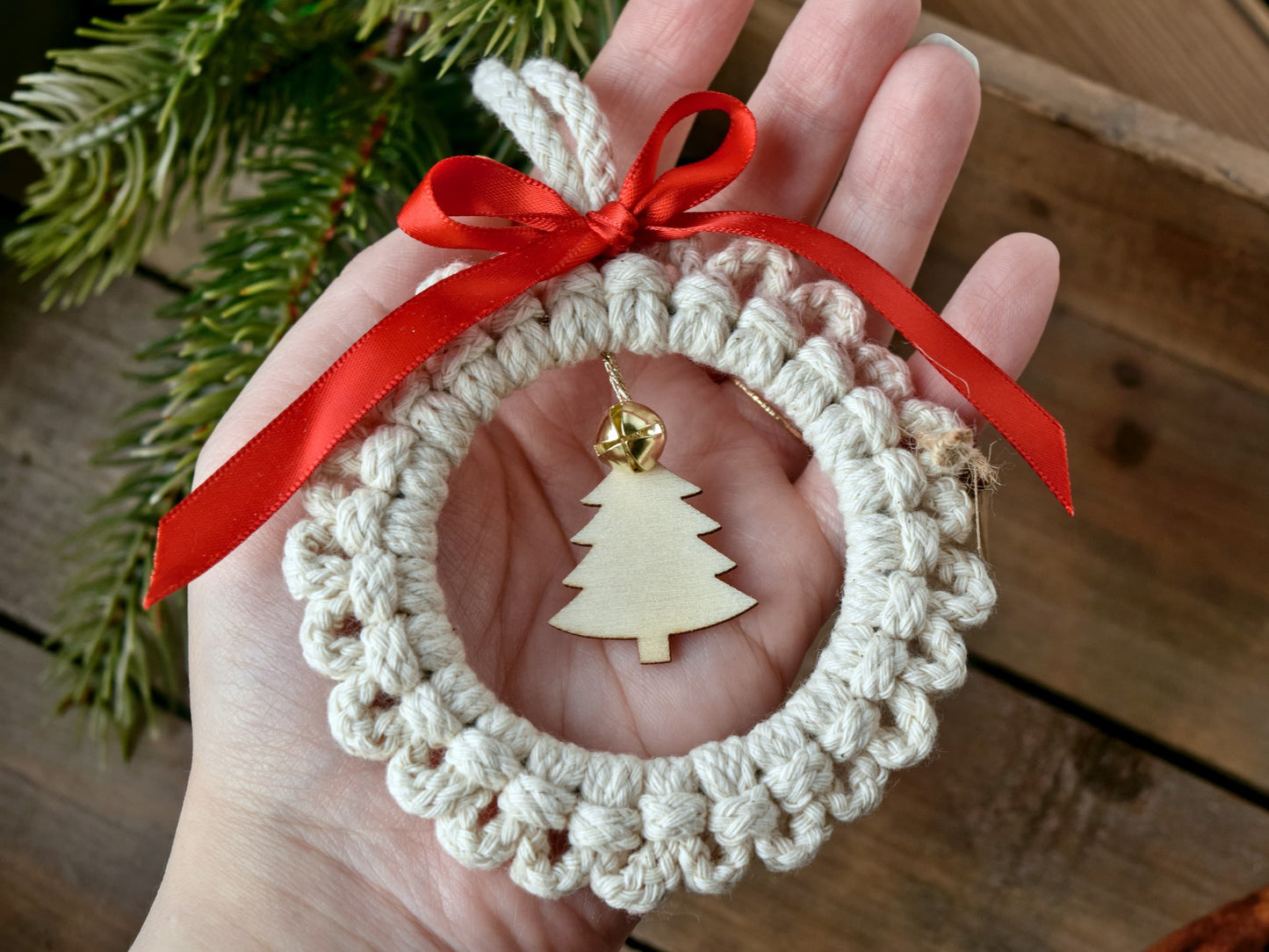 Makramee Weihnachtskranz mit Glöckchen und Tannenbaum