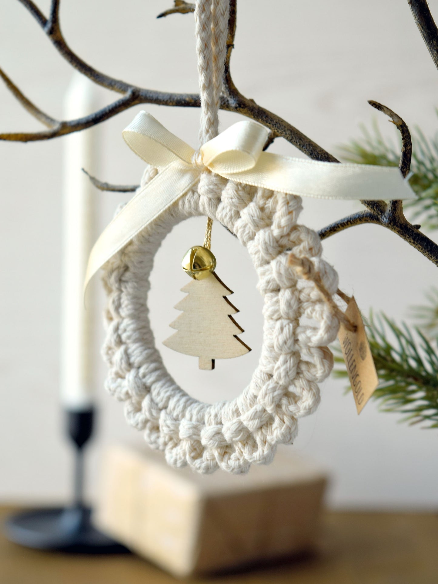 Makramee Weihnachtskranz mit Glöckchen und Tannenbaum