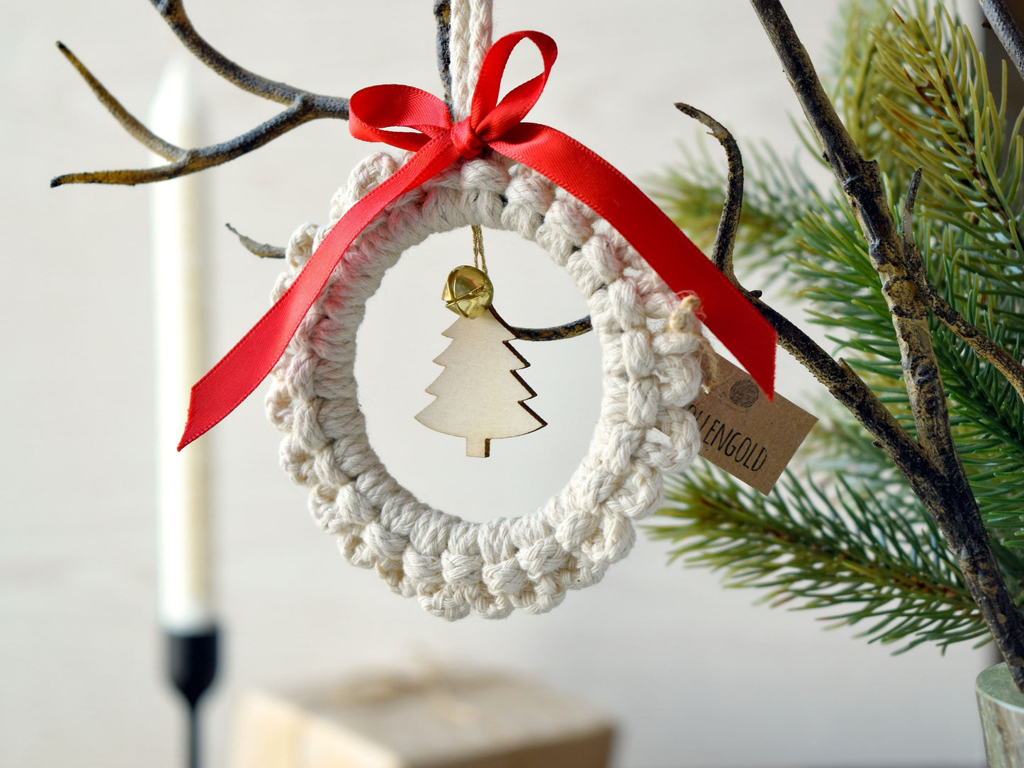 Makramee Weihnachtskranz mit Glöckchen und Tannenbaum