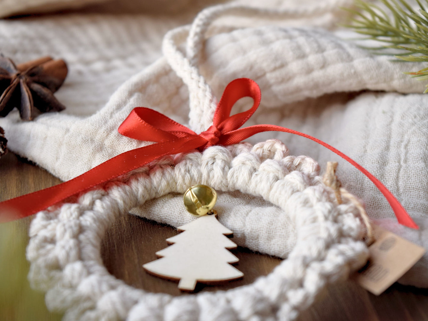 Makramee Weihnachtskranz mit Glöckchen und Tannenbaum