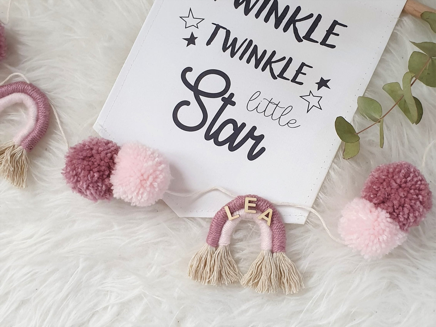 Makramee Regenbogen Pom Pom Girlande mit Name, Farbwahl