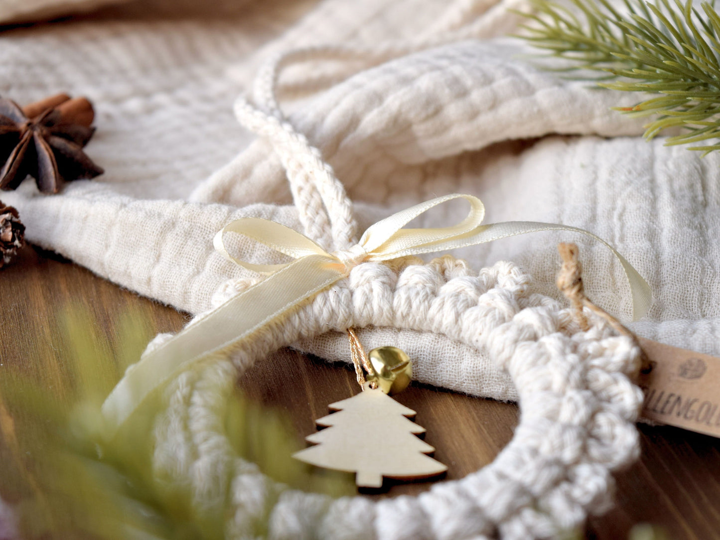 Makramee Weihnachtskranz mit Glöckchen und Tannenbaum