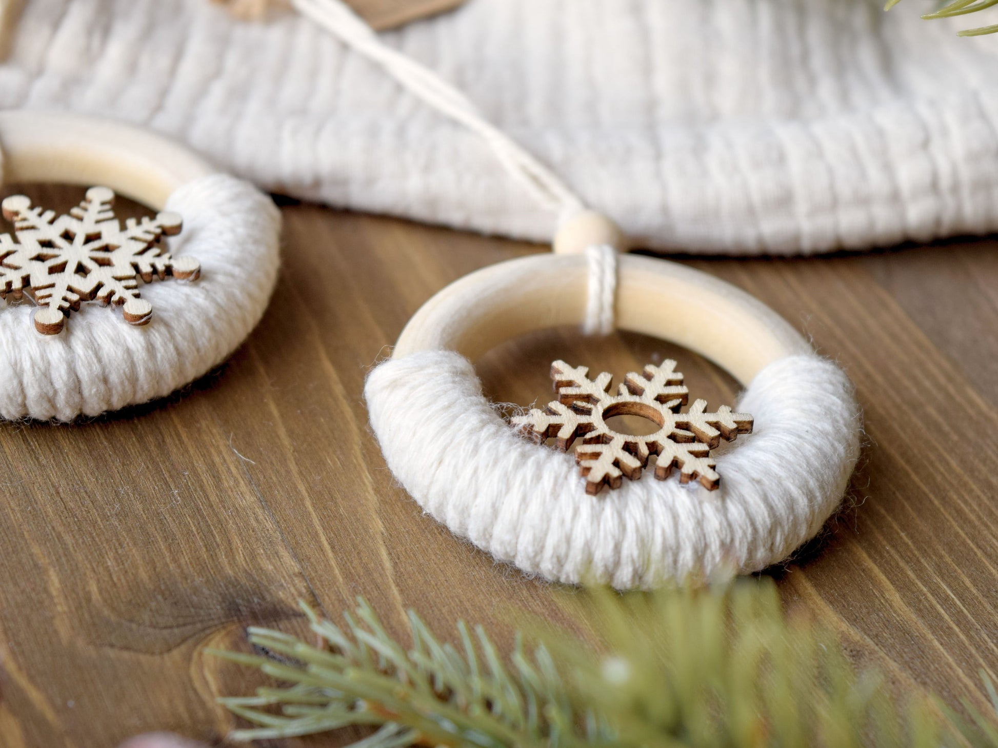 Makramee Baumschmuck-Anhänger Set mit Holz-Schneeflocke 2tlg