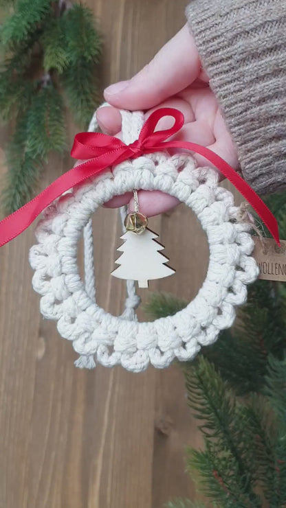 Makramee Weihnachtskranz mit Glöckchen und Tannenbaum