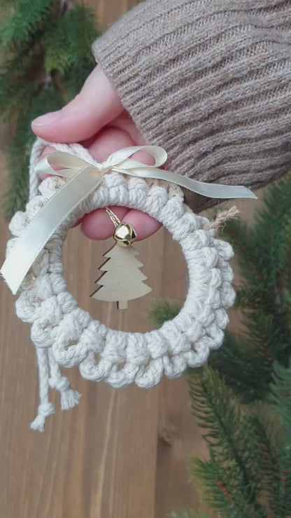 Makramee Weihnachtskranz mit Glöckchen und Tannenbaum